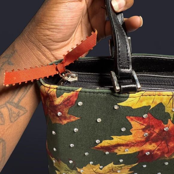 Autumn colored maple leaf print shoulder bag - Picture 2 of 5